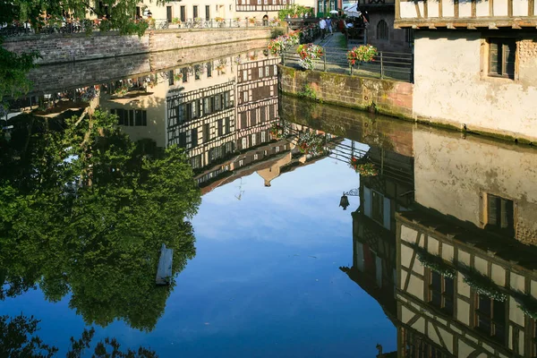 Nábřeží ve čtvrti Petite France ve Štrasburku — Stock fotografie