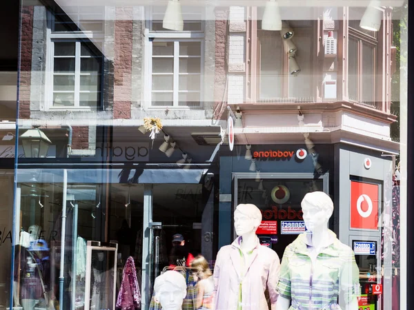 Reflexão na vitrine da cidade de Aachen — Fotografia de Stock