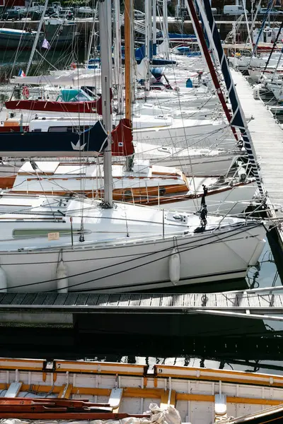 Bağlantı noktası PAIMPOL City pier yakınındaki tekne — Stok fotoğraf