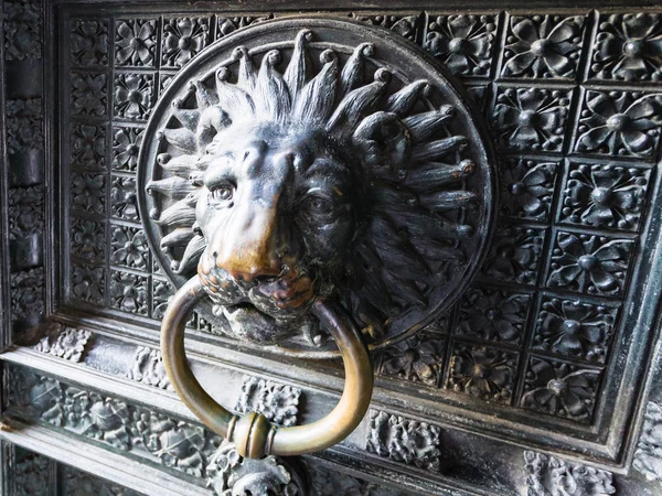 ケルン大聖堂の古い屋外ドアの装飾 — ストック写真