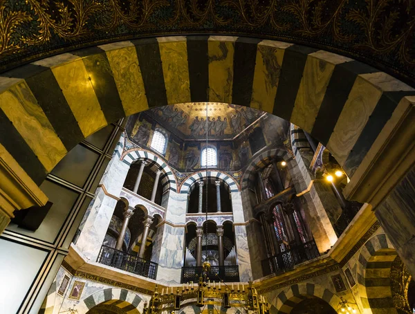 Boog van Octagon Palatijn kapel in de Dom van Aken — Stockfoto