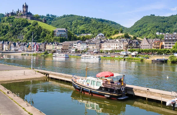 Cochem şehir yaz aylarında Moselle Nehri — Stok fotoğraf