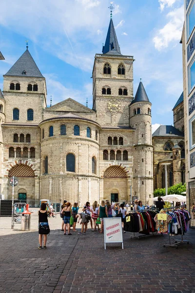 Pessoas no mercado perto da Catedral de Trier no verão — Fotografia de Stock