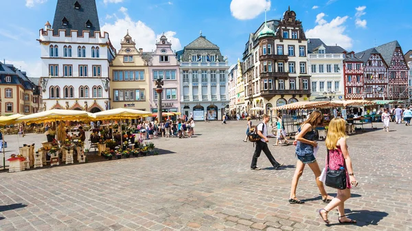 Personas en la plaza Hauptmarkt en la ciudad de Trier — Foto de Stock