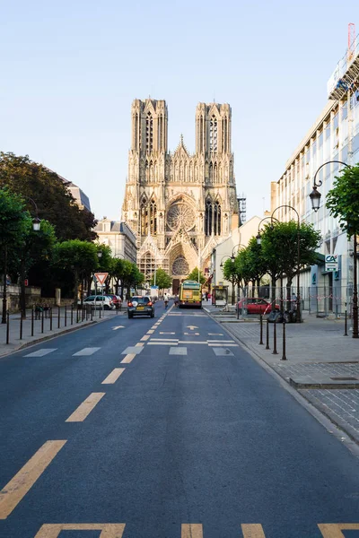 Reims Katedrali görünümünden sokak rue Libergier — Stok fotoğraf