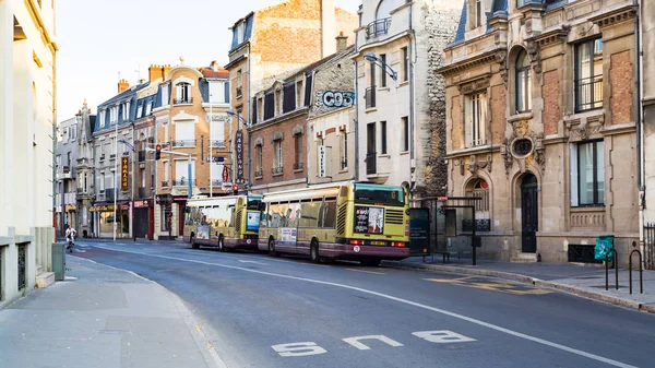 Sokak rue Chanzy Reims üzerinde otobüs durağı — Stok fotoğraf