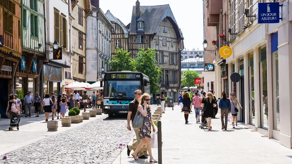 Gatan Rue Emile Zola i Troyes city — Stockfoto