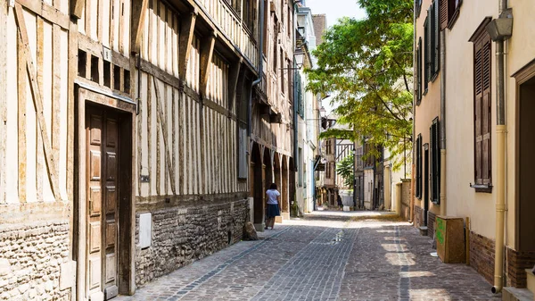 Starými hrázděnými domy na Rue Larivey v Troyes — Stock fotografie