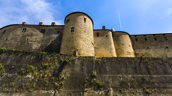 Blick von unten auf die Limousine Burg im Sommertag — Stockfoto