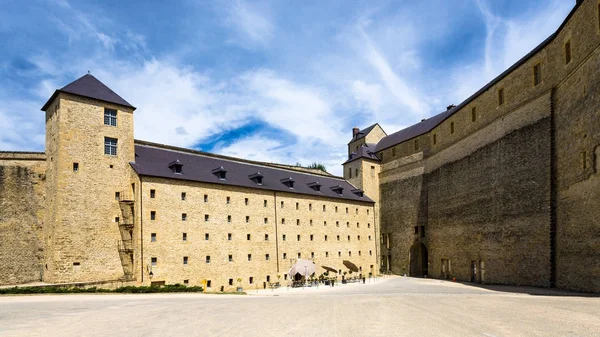 Café al aire libre en el patio del castillo de Sedán — Foto de Stock