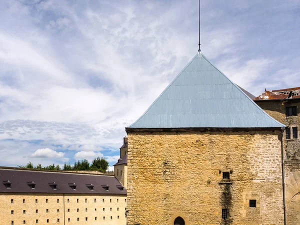 Edificios dentro del Chateau de Sedan en verano — Foto de Stock