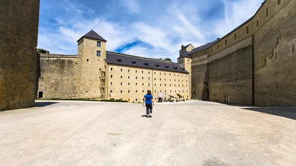 Turista en patio de Chateau de Sedan — Foto de Stock