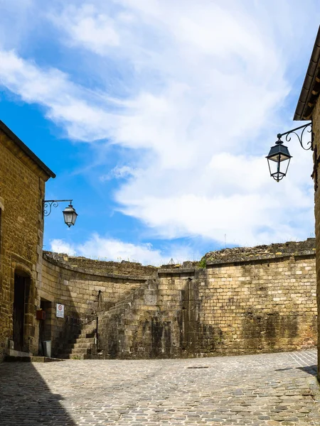 Vnitřní dvůr Chateau de sedan v letním dni — Stock fotografie