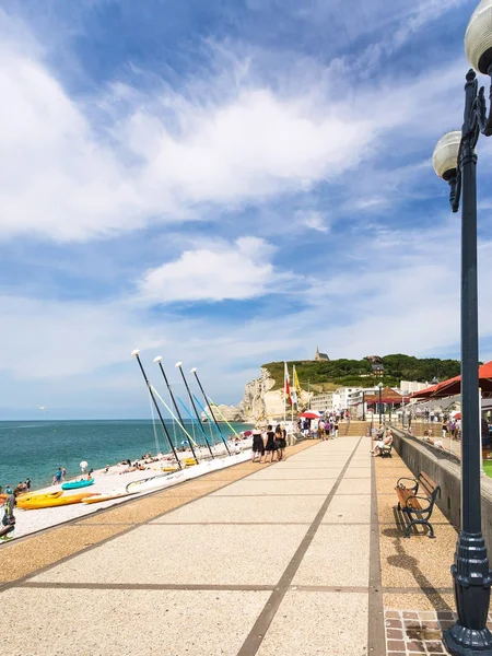 Etretat şehirde kentsel plaj boyunca mesire — Stok fotoğraf