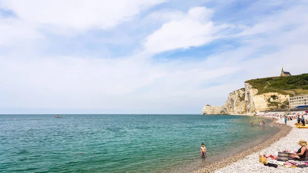 Persone sulla spiaggia urbana nella città di Etretat in estate — Foto Stock