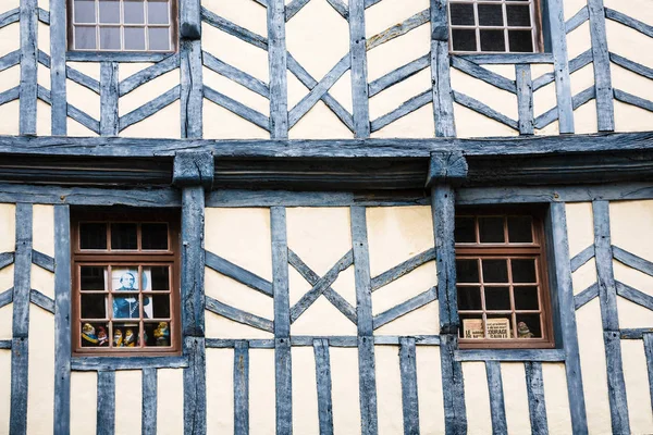 Fachada de la antigua casa urbana de entramado de madera en la ciudad de Treguier — Foto de Stock