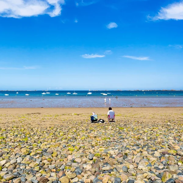 Vacanzieri sulla spiaggia Plage de la Baie de Launay — Foto Stock