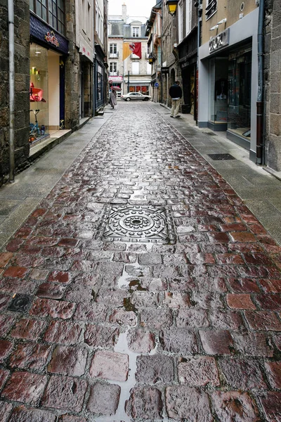 雨の中でディナンの舗装にある狭い通り — ストック写真