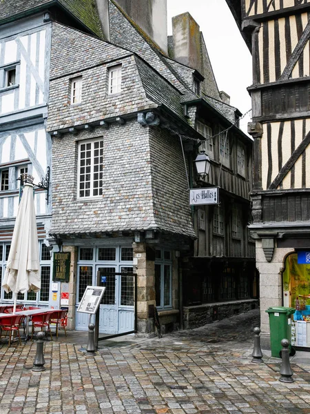 Casas medievales en Place des Merciers en Dinan — Foto de Stock