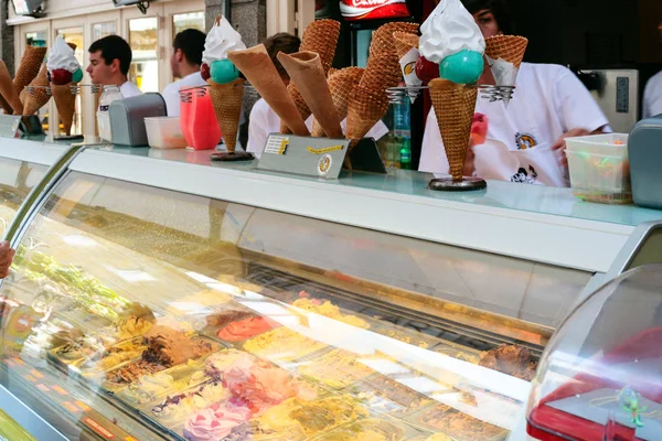 Street counter with ice cream in Saint-Malo town — Stock Photo, Image