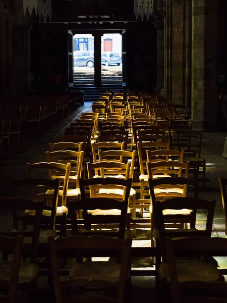 Stoelen in het schip van de kathedraal van Treguier — Stockfoto