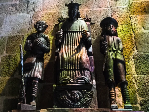 Статуя Saint Yves у Treguier соборі — стокове фото
