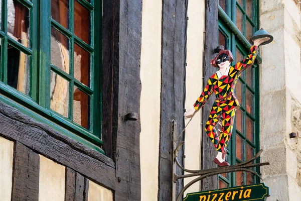 Signo de calle arlequín de pizzería en la ciudad de Vitre — Foto de Stock