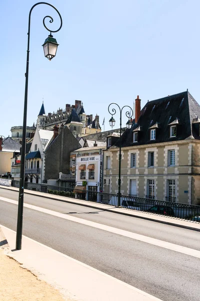 Lucerna a bytových domů ve městě Amboise — Stock fotografie