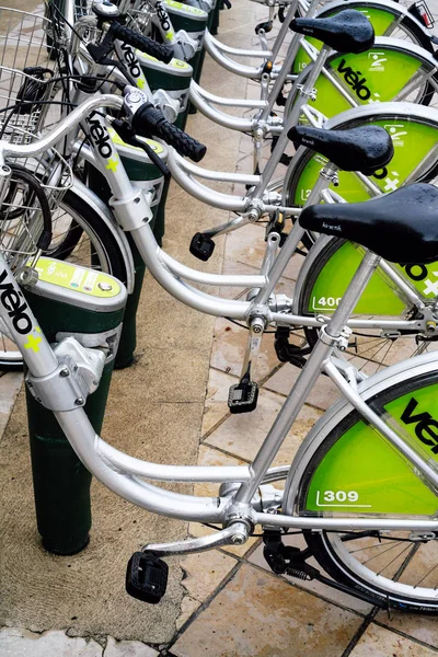 Parcheggio biciclette in Place du Martroi a Orleans — Foto Stock