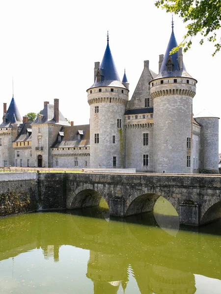 Uitzicht op kasteel van Sully-sur-Loire met brug — Stockfoto