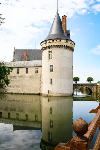 Weergave van Chateau de Sully-sur-Loire vanuit bridge — Stockfoto