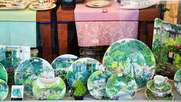 Посуд глиняний у вікні магазину в Gien — стокове фото