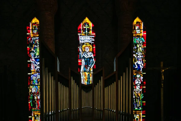 Orgelpijpen en gebrandschilderde ramen in de kerk — Stockfoto