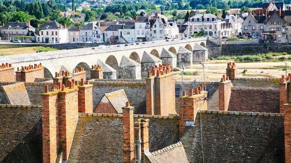 Uitzicht op Gien stad en de rivier Loire in zomerdag — Stockfoto
