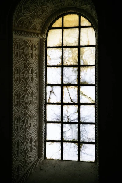 Fenster in der alten carolingischen Oratorienkirche — Stockfoto