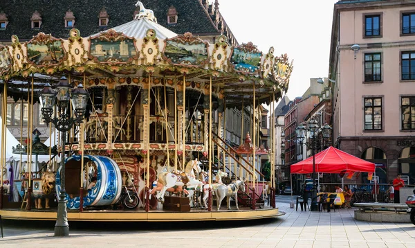 Carrousel op het plein Gutenberg in Straatsburg — Stockfoto