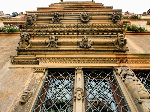 Zdobione okna Maison des Tetes w Colmar — Zdjęcie stockowe