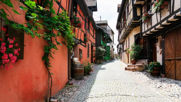 Rua com lojas de vinho na cidade de Riquewihr — Fotografia de Stock