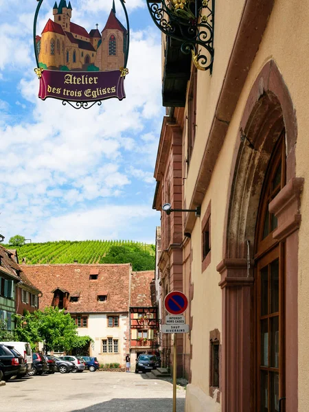 Stadsbilden med vingård i Riquewihr stad — Stockfoto