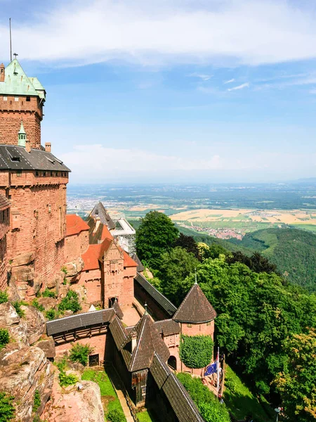 A Chateau du Haut-Koenigsbourg-kastély megtekintése — Stock Fotó