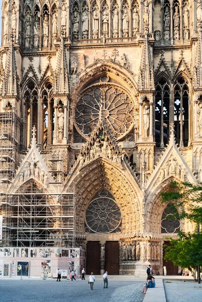 Personnes près de la cathédrale de Reims en soirée d'été Images De Stock Libres De Droits