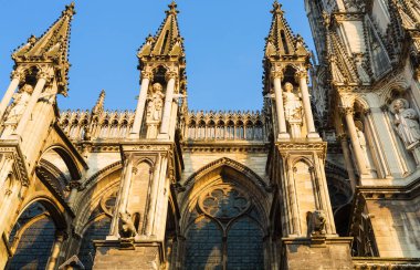 Reims Katedrali yan görünüm yaz akşamları