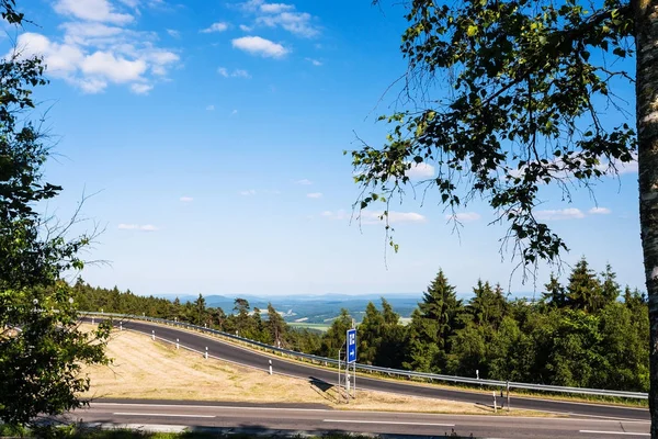 Carretera en el monte Rimberg en el estado de Hesse de Alemania — Foto de Stock