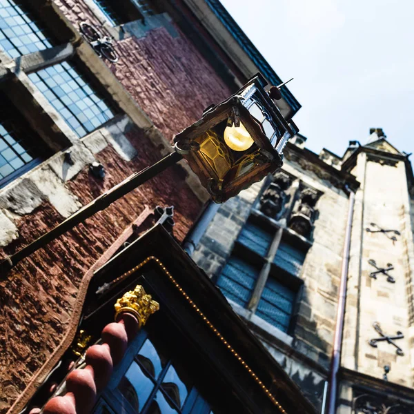 Velha lanterna medieval na rua na cidade de Aachen — Fotografia de Stock