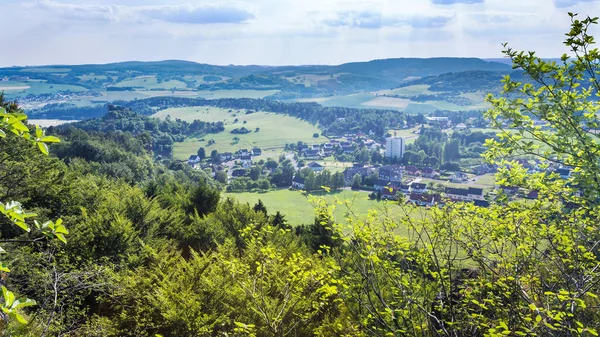 Arriba vista de Gerolstein ciudad suburbios un verano — Foto de Stock