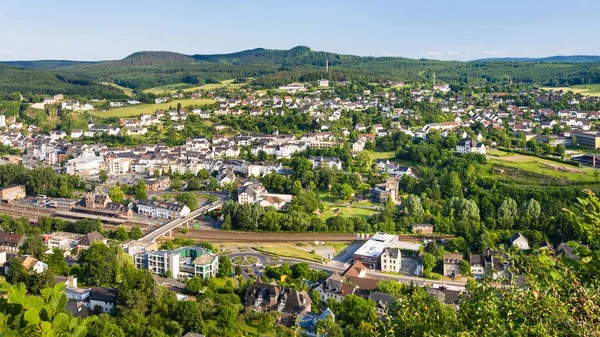 Vista panoramica sulla città di Gerolstein in estate — Foto Stock