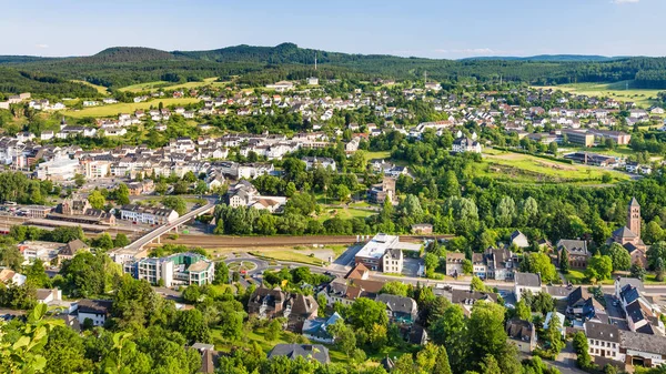 Ovanför vyn av Gerolstein stad i sommardag — Stockfoto