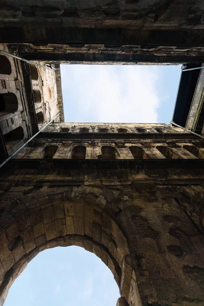 Vista inferior do portão da cidade romana antiga Porta Nigra — Fotografia de Stock