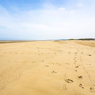 Sarı kum plaj Le Touquet mavi gökyüzü altında
