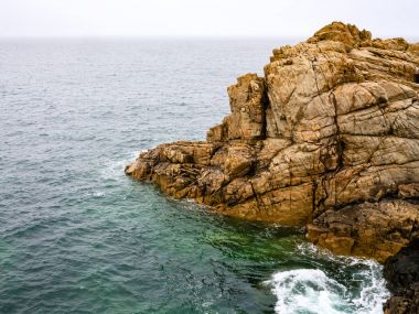 cliff görünümünü Brittany sahil şeridi üzerinde